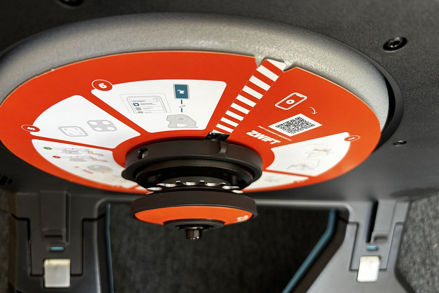 Aufnahme vom Tacx neo von schräg oben, so dass man das montierte Ritzel Zwift Cog erkennen kann. 