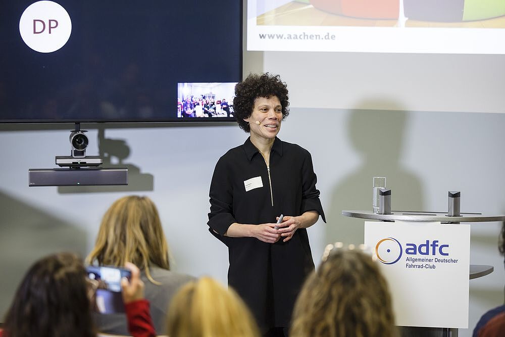 ADFC | Symposium „Mit Schnellausbau zum Fahrradland 2030“ am 6. Dezember 2022 ADFC | Symposium „Mit Schnellausbau zum Fahrradland 2030“ am 6. Dezember 2022
